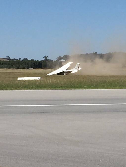 The plane makes an emergency landing at Wagga airport. Photo: @peterobo05/Twitter https://twitter.com/peterobo05/media
