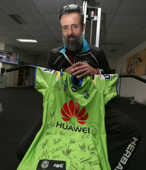 FOR A GOOD CAUSE: Matt Moon with the signed Canberra Raiders jersey being auctioned to raise money for Griffith boy Robin Mataora who is suffering from leukaemia. Picture: Anthony Stipo.