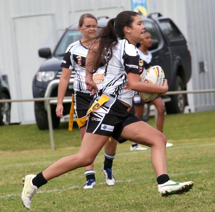 IN THE MIX: Black and White Taneeka Carr brings a ball back from a kick-off against the Waratah Tigers last Sunday. Picture: Anthony Stipo