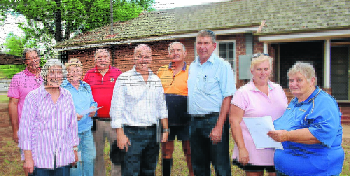 TAKING A STAND: Member for Murrumbidgee Adrian Piccoli met with Yenda community members on Wednesday to discuss policing and crime rate solutions. Picture: Rebecca Fist