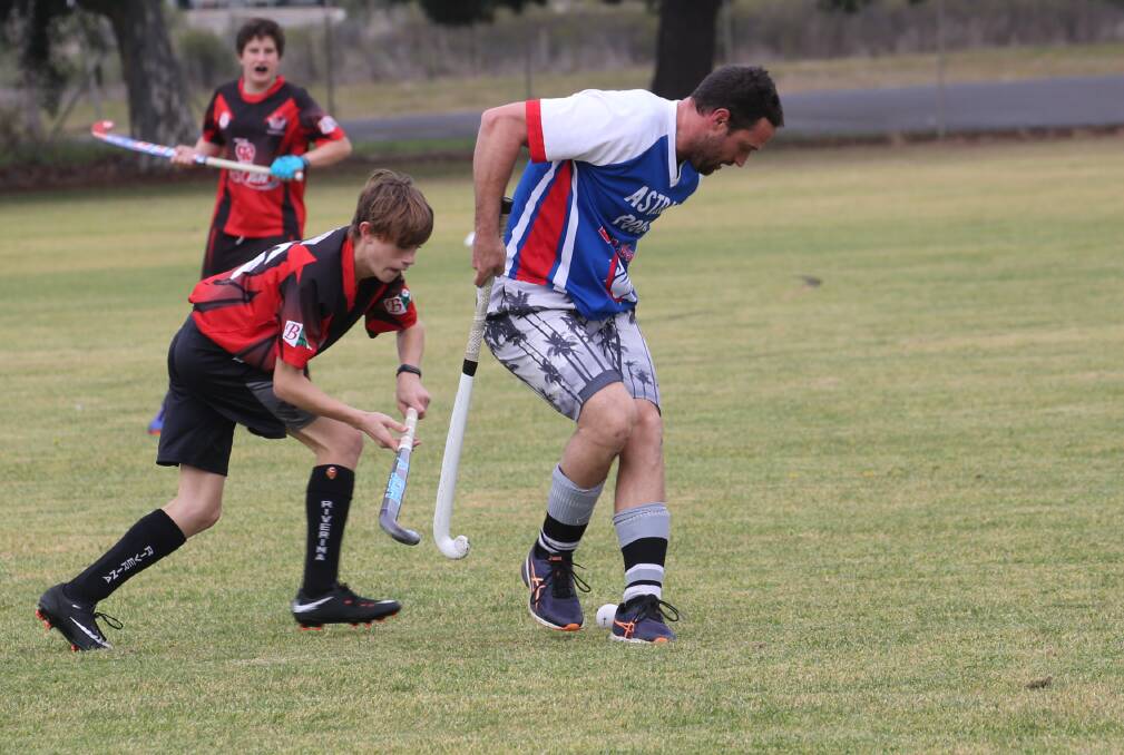 Bulldogs' Paul Milne fights for possession with Leeton Devils' Mathew Axtill