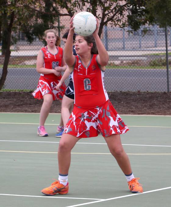 Anna Robinson playing netball for the under 15's Swans.