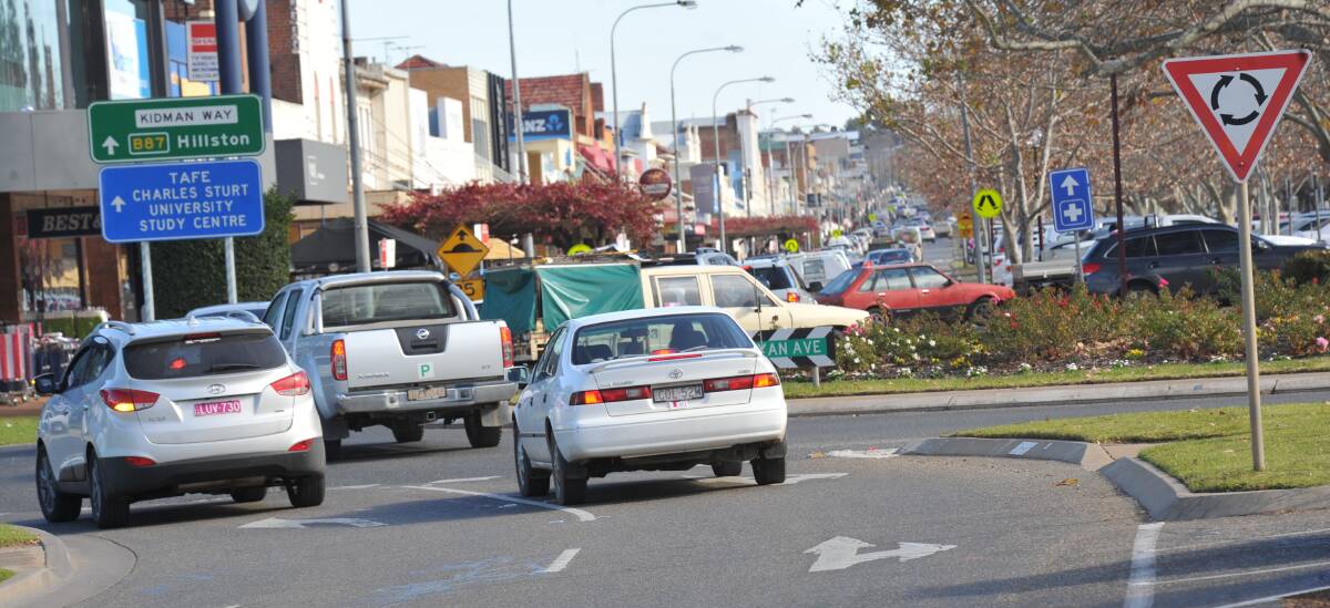 STUCK: The lunchtime traffic jam at the end of Banna Avenue has led to frustration across Griffith. Picture: Anthony Stipo.