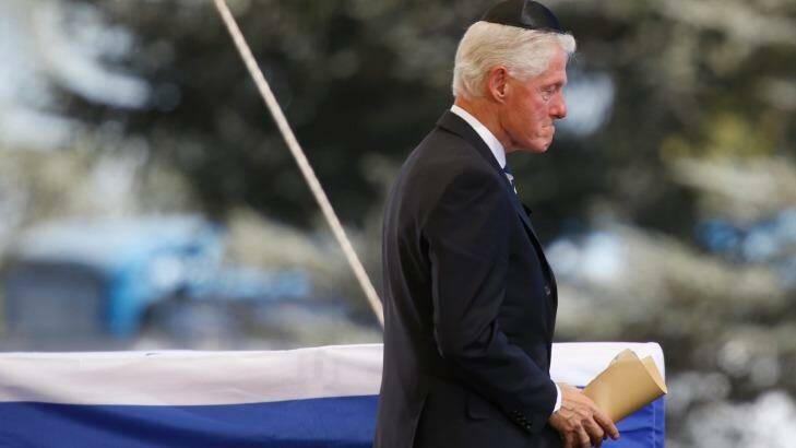Former US President Bill Clinton passes the flag-draped coffin of former Israeli President Shimon Peres. Photo: ARIEL SCHALIT