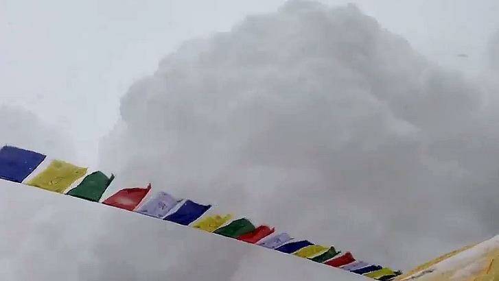 A huge cloud of snow cascades down the mountain. Photo: Jost Kobusch
