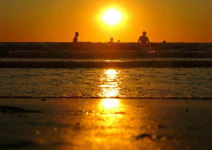 pic leigh henningham age news weather Hot weather climate change generics in Melbourne. #weather #climate #sun #heat #heatwave #beach #bay