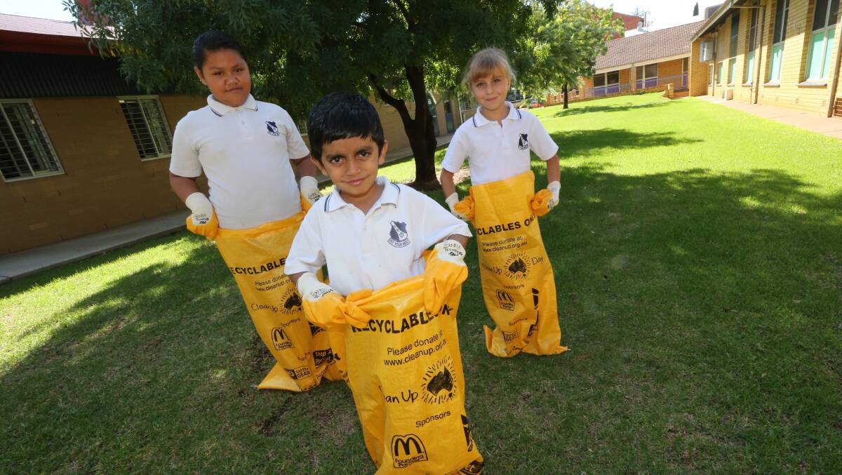 THAT’S RUBBISH: Despite the rest of the city’s lack of enthusiasm to clean up, Griffith Public School students – including Serena Ngu, 9, Dhruv Mehon,
7, and Chelsea Mahon, 9 – got into the spirit.