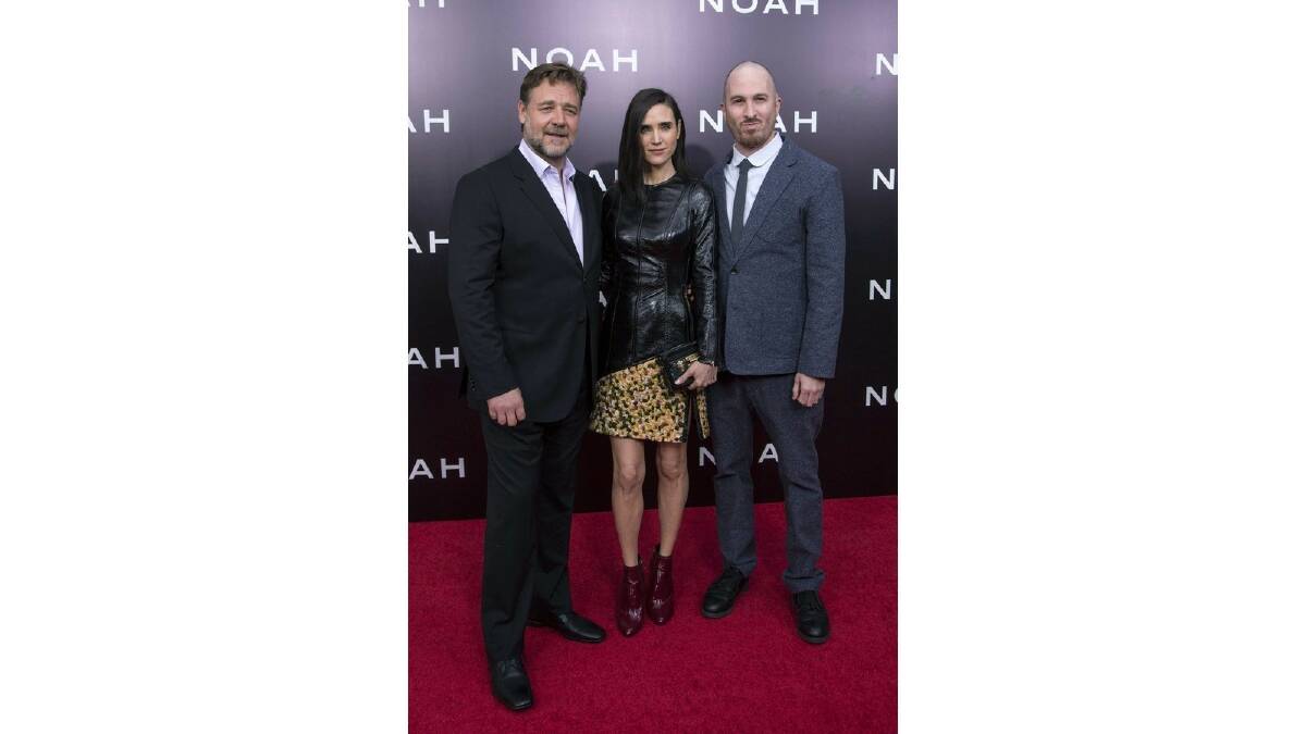 Cast members Russell Crowe and Jennifer Connelly pose with director Darren Aronofsky during the U.S. premiere of "Noah" in New York March 26, 2014. Photo: Reuters.