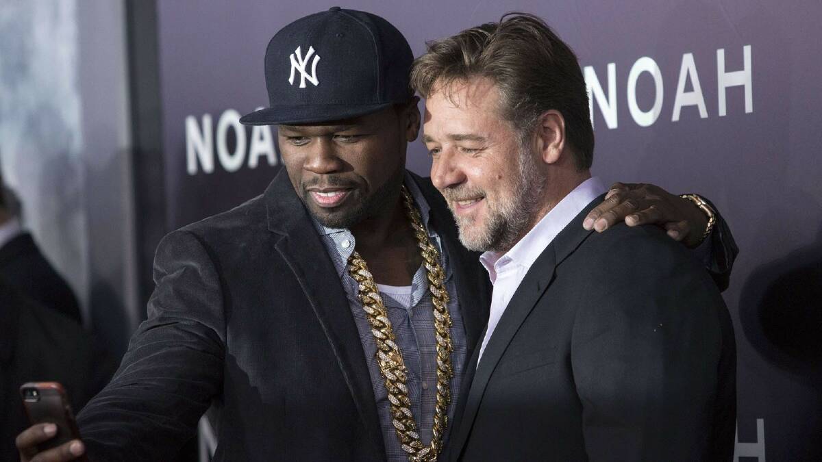 Rapper Curtis '50 Cent' Jackson and cast member Russell Crowe take a selfie at the U.S. premiere of "Noah" in New York March 26, 2014. Photo: Reuters.