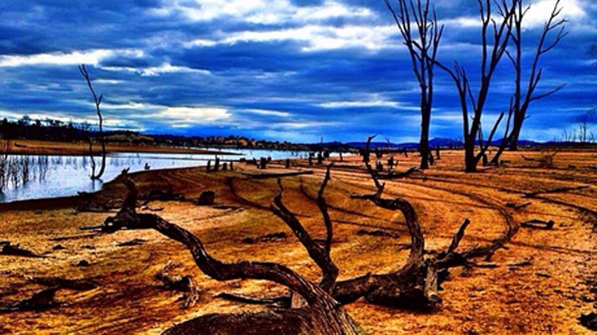 "#weir #australia #drought #albury #nsw #riverina #clouds #water #dust #summer" - posted by Instagram user woodyriverina.
