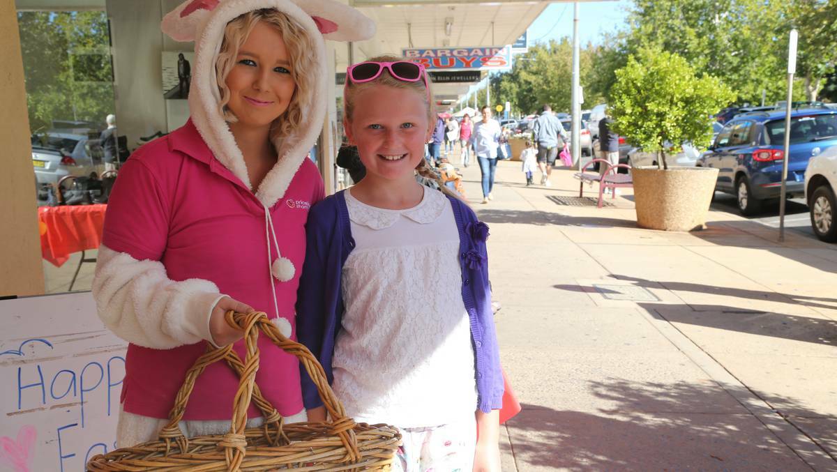 SIDE WALK SALE, GRIFFITH: Angela Nancarrow and Adelaide Owers, 9. Picture: Anthony Stipo, The Area News