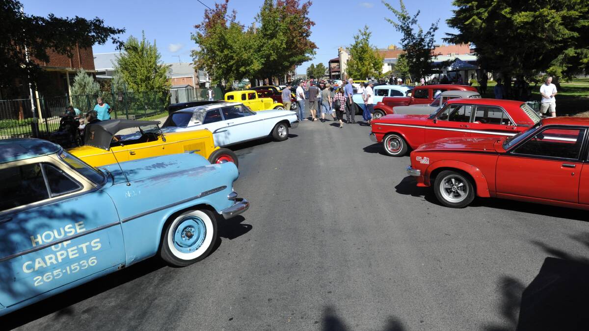 JUNEE: The cars of all descriptions line the street in Junee. The vehicles came across from Narrandera, where the big Hot Rod spectacular is being staged. Picture: Les Smith, The Daily Advertiser