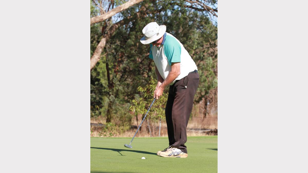 John Bortolazzo sinks a putt at the Griffith Golf Course. Picture: Anthony Stipo