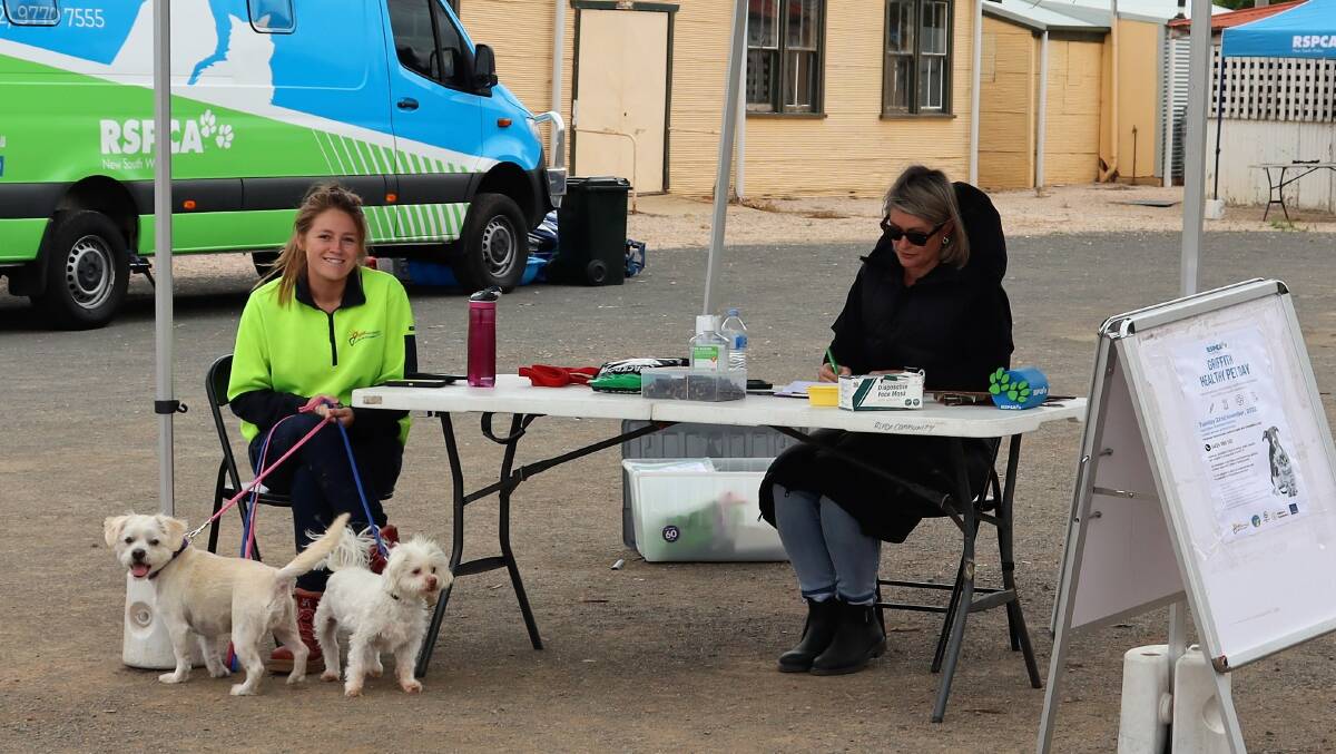 Friends of Griffith Pound member Rachel Carlon and Griffith City Council Rehoming Officer Megan Gibbs at the 2022 Healthy Pet Day. Picture supplied