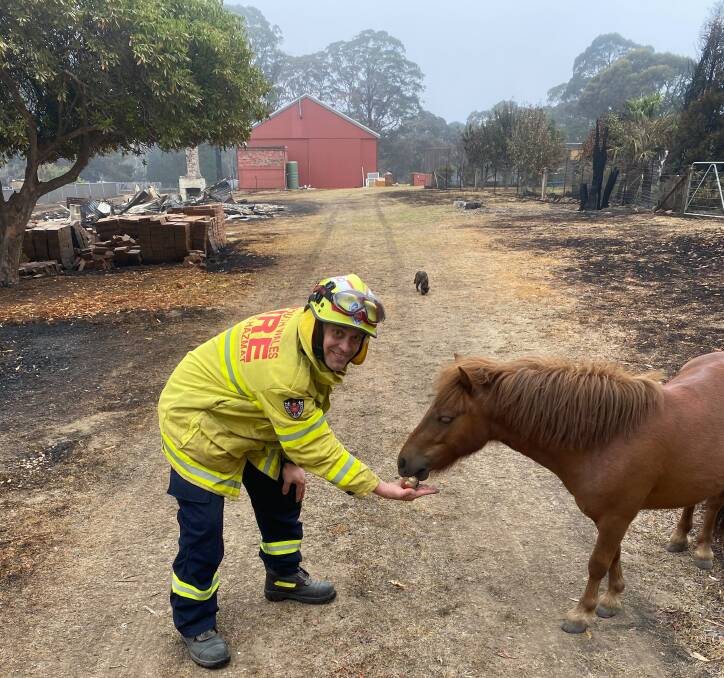 Gerry Rizzeri and a horse rescued from the Lithgow bushfires.