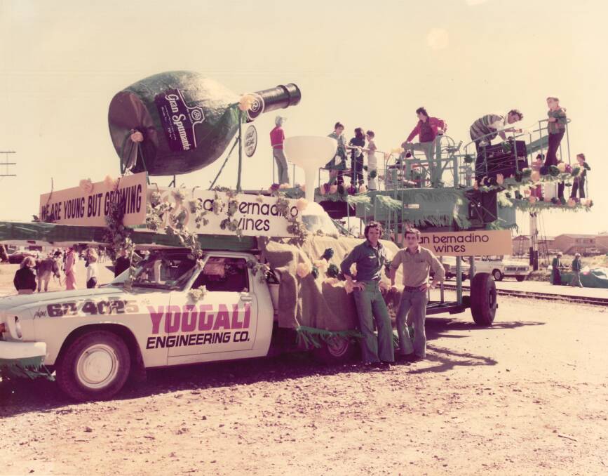 Yoogali Engineering team at Griffith's Vintage Festival, 1976.