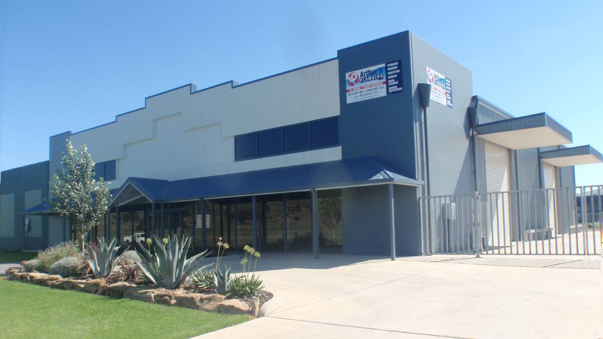 1/95 Copland Street: This space to lease is located among other businesses, including Aces Swim School, Freedom Pools and Riverina Ski Sports.
