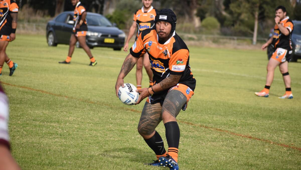 QUICK FIRE: Waratahs' Kose Lelei gets ready to get a pass away during their win over Yanco-Wamoon last weekend. PHOTO: Liam Warren