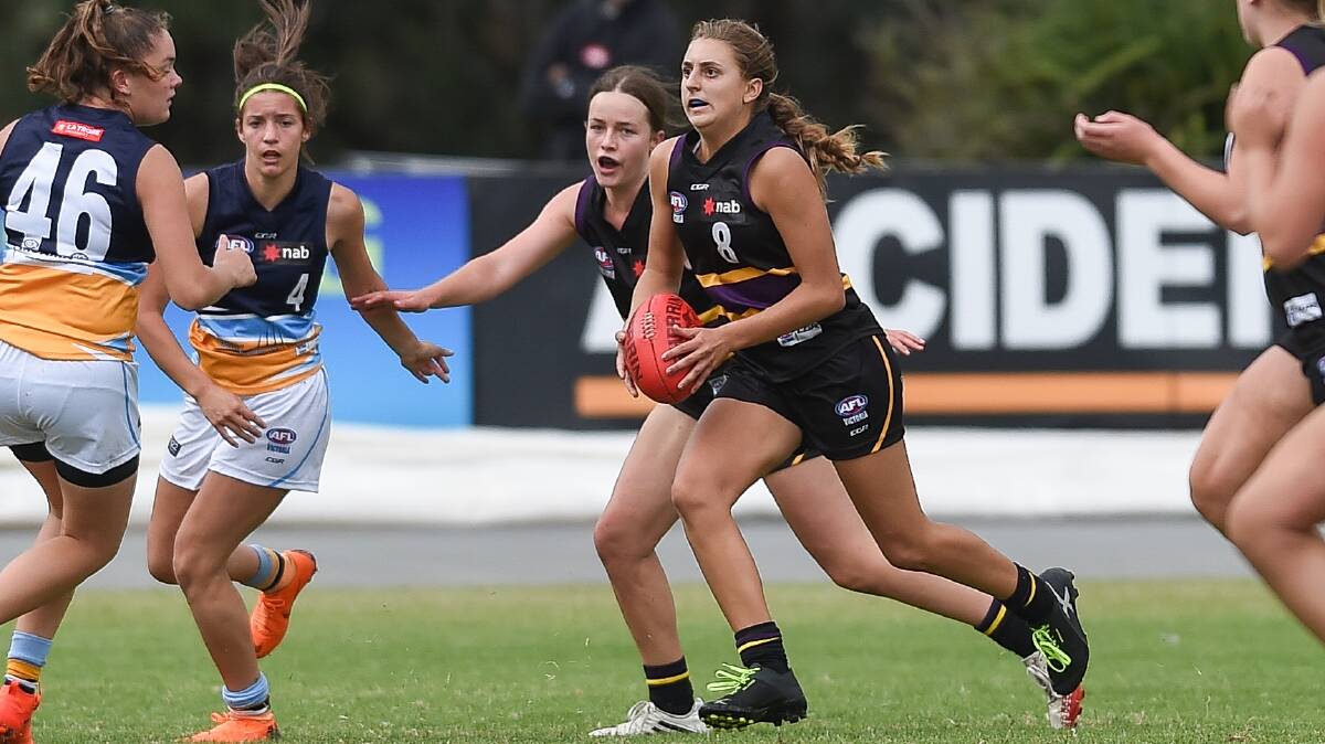 STAR IN THE MAKING: Abby Favell looks to find a teammate while playing for the Murray Bushrangers this season in the NAB League. PHOTO: The Border Mail