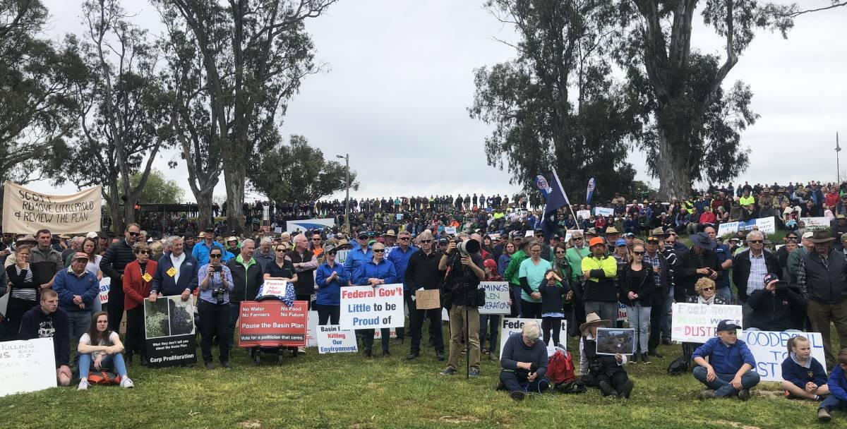 More than 3000 turned out at the Tocumwal water rally.