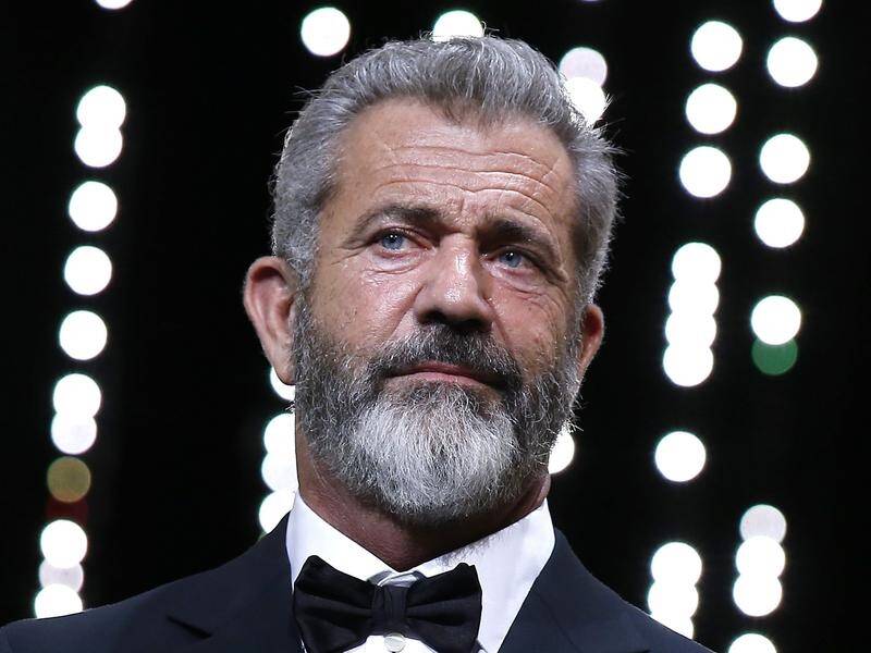 Mel Gibson has denied claims by Winona Ryder that the actor made an anti-Semitic remark to her.