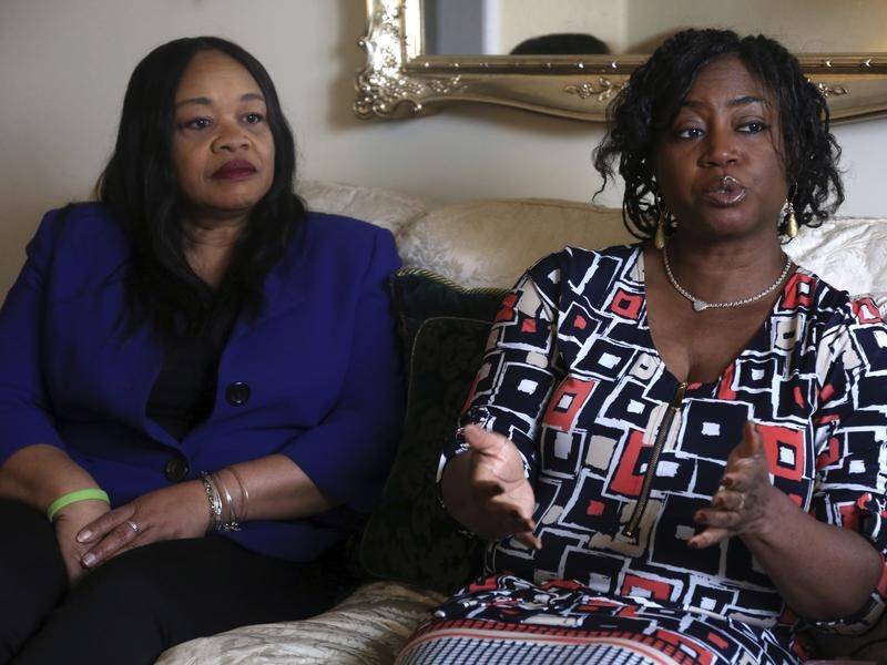 A US golf club has apologised to Sandra Thompson(R) and Sandra Harrison for calling police on them.