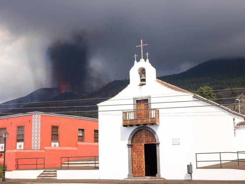 Officials say a cloud of volcanic gas and ash extends more than 4km into the sky on La Palma.