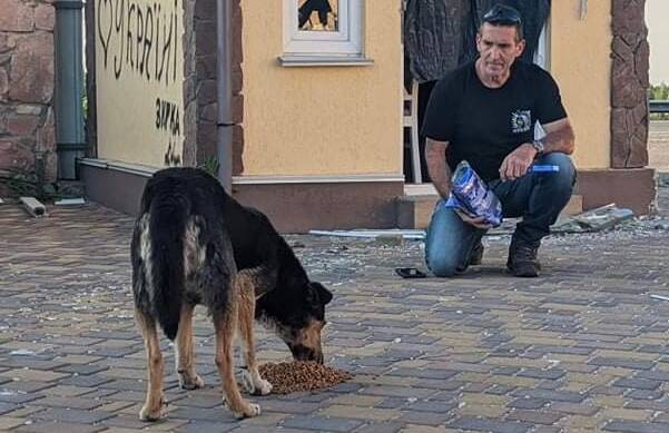 Marcus Fillinger approaches a dog in Ukraine. Picture: Supplied