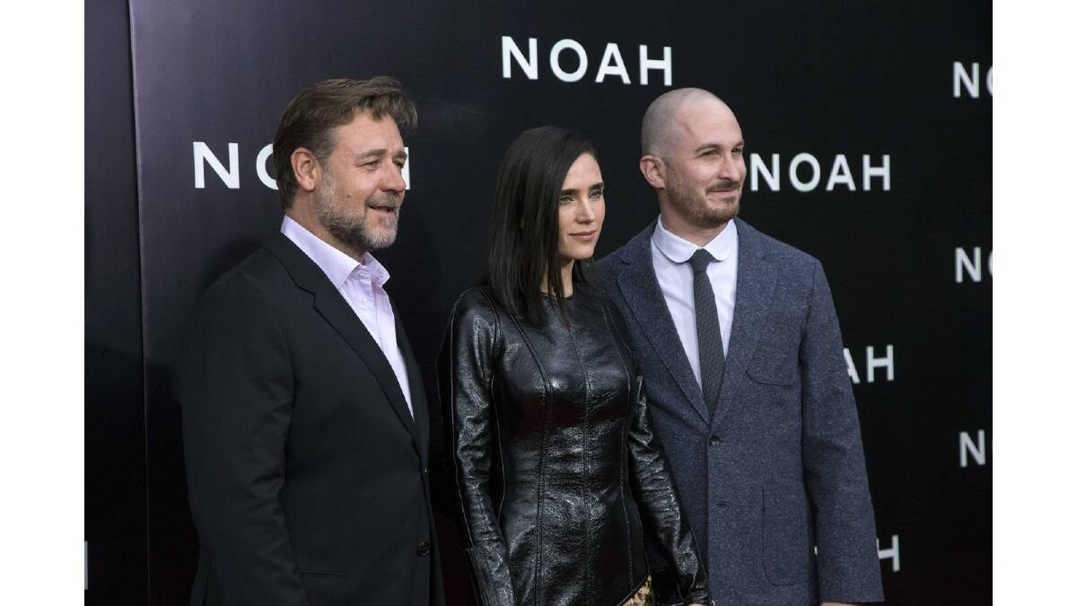 Cast members Russell Crowe and Jennifer Connelly pose with director Darren Aronofsky during the U.S. premiere of "Noah" in New York March 26, 2014. Photo: Reuters.