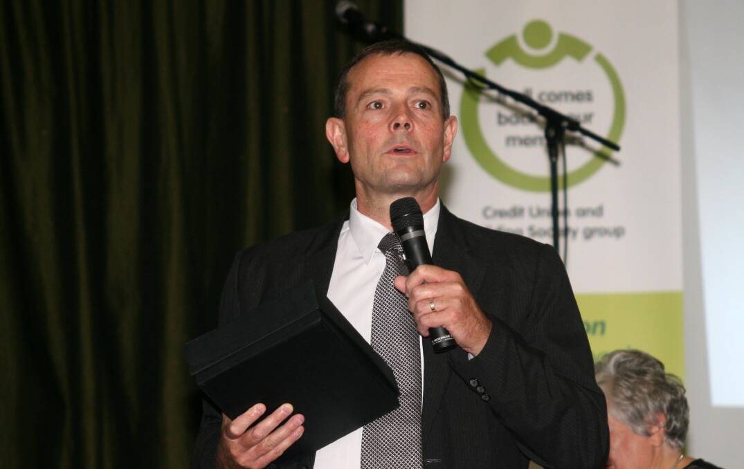 Paul Mackay receives the furniture, furnishings and household appliances award at the 2010 Griffith Business Awards.